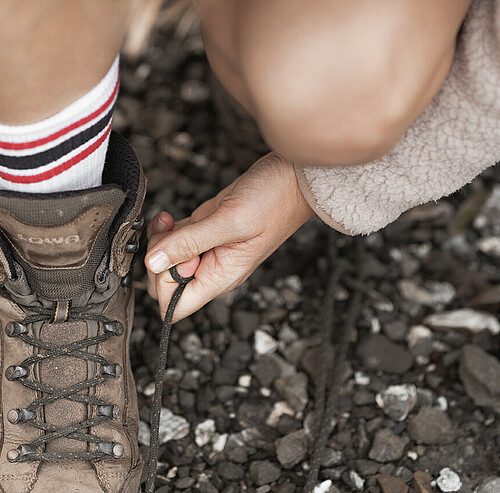 Frau bindet Wanderschuhe - Alpsee Camping Immenstadt