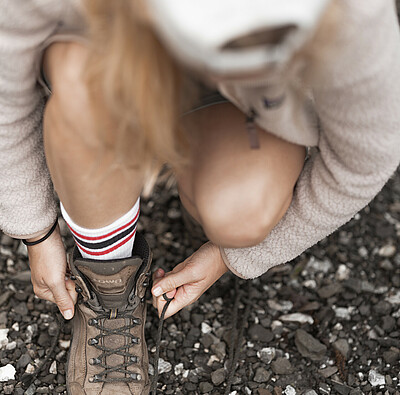 Frau bindet Wanderschuhe - Alpsee Camping Immenstadt