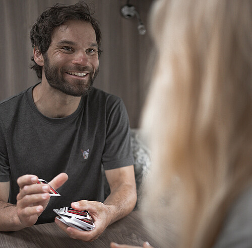 Paar spielt Karten im Campingurlaub - Alpsee Camping Immenstadt im Allgäu