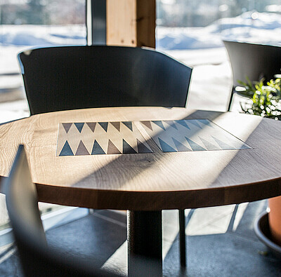 spieltisch eingangsbereich alpsee camping