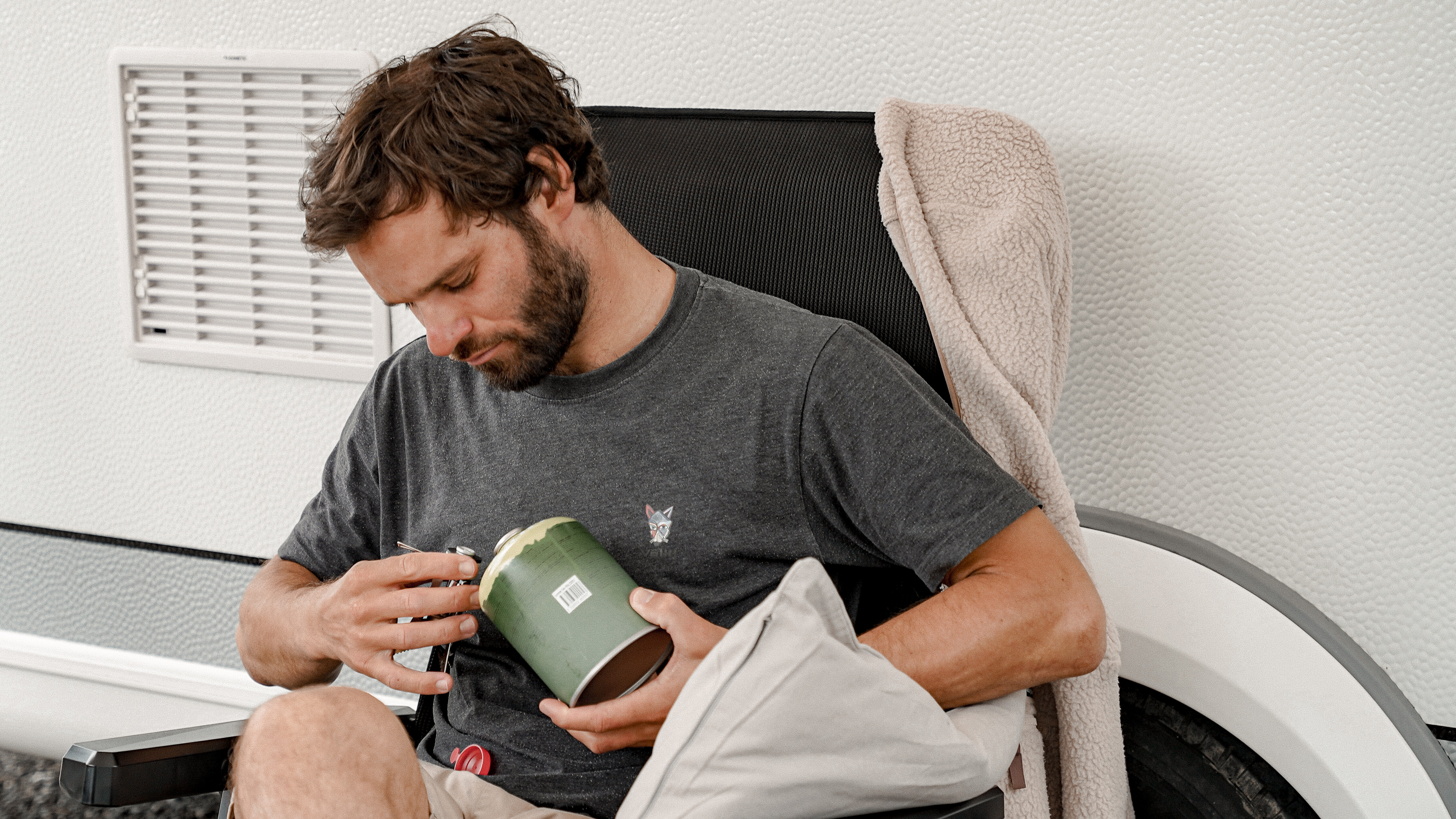 Mann hält Bunsenbrenner in der Hand - Alpsee Camping Immenstadt