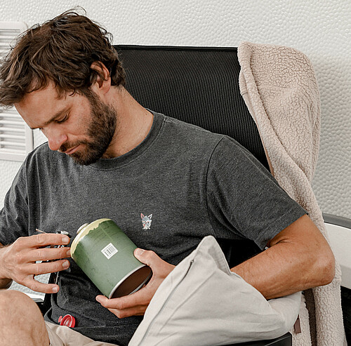 Mann hält Bunsenbrenner in der Hand - Alpsee Camping Immenstadt