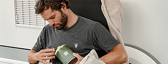 Mann hält Bunsenbrenner in der Hand - Alpsee Camping Immenstadt