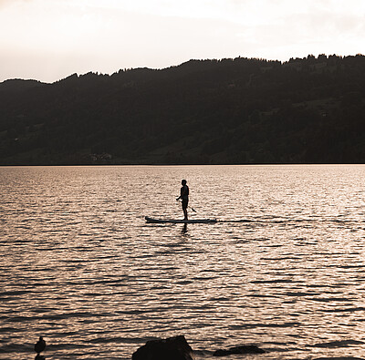 Standup Paddle bei Sonnenuntergang - Alpsee Camping Immenstadt