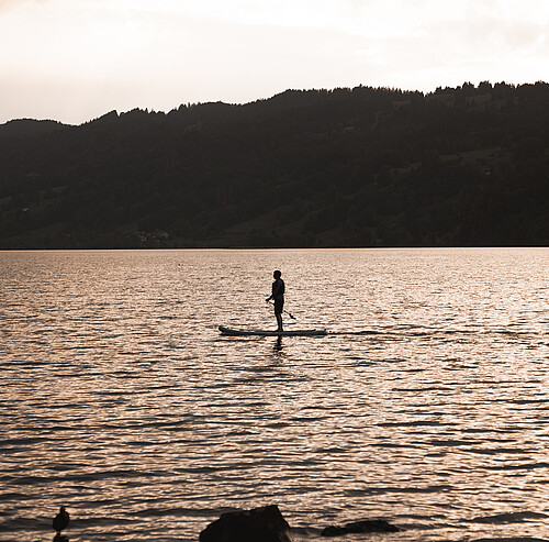 Standup Paddle bei Sonnenuntergang - Alpsee Camping Immenstadt