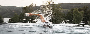 Mann krault in Pool - Alpsee Camping Immenstadt