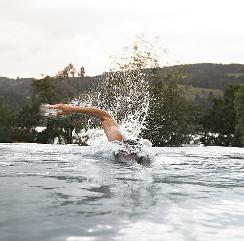 Mann krault in Pool - Alpsee Camping Immenstadt