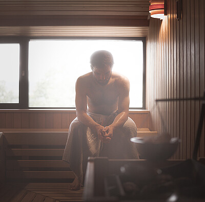 Mann in Sauna mit Dampf - Alpsee Camping Immenstadt