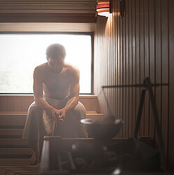 Mann in Sauna mit Dampf - Alpsee Camping Immenstadt