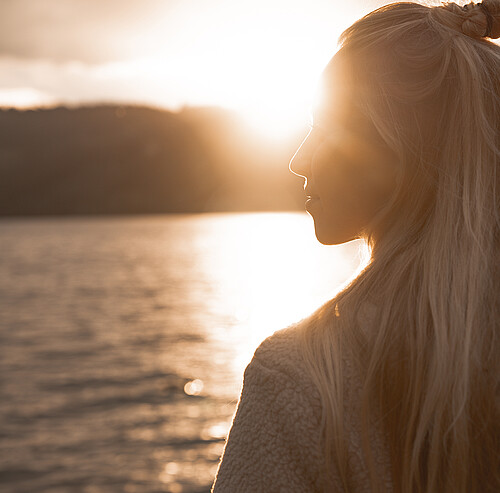 Alpsee Camping Immenstadt | Frau bei Sonnenuntergang am Alpsee im Allgäu