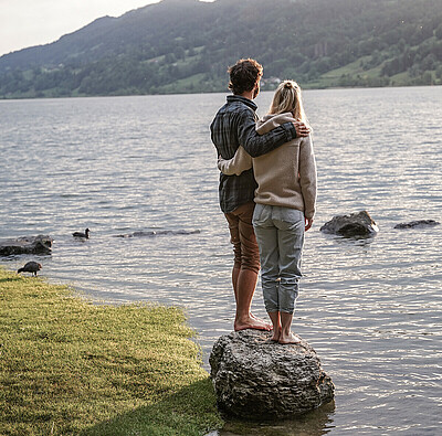 Paar umarmt sich am Seeufer - Alpsee Camping Immenstadt