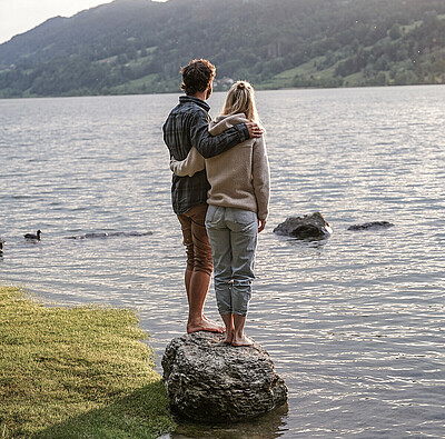 Paar umarmt sich am Seeufer - Alpsee Camping Immenstadt