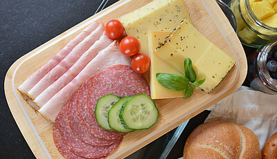 Wurst und Käse aus dem Frühstückskorb beim Alpsee Camping