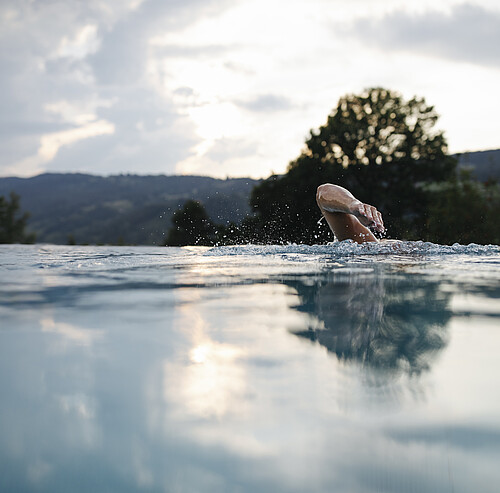 Schimmen im Infinity Pool | 5 Sterne Campingplatz Alpsee Camping im Allgäu
