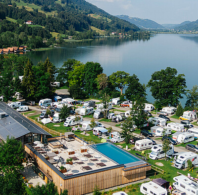 drohnenaufnahme campingplatz direkt am alpsee