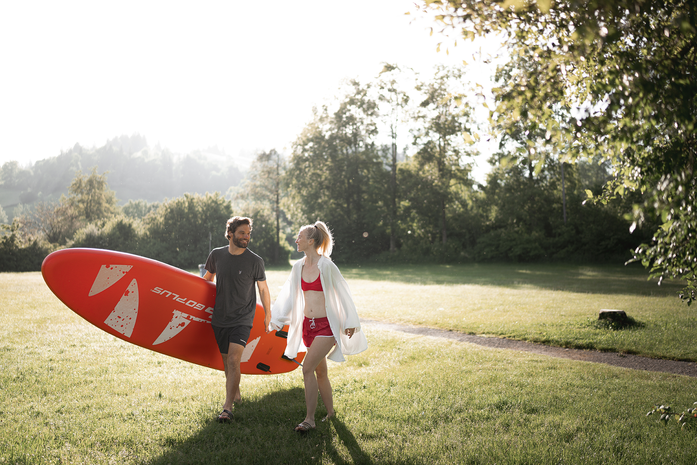 Alpsee Camping Immenstadt | Paar mit Stand-Up Paddle Board