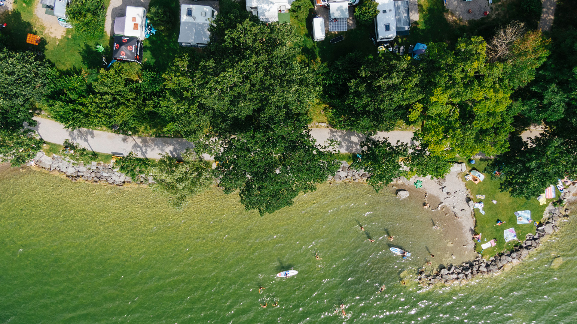 drohnenaufnahme campingplatz mit seezugang
