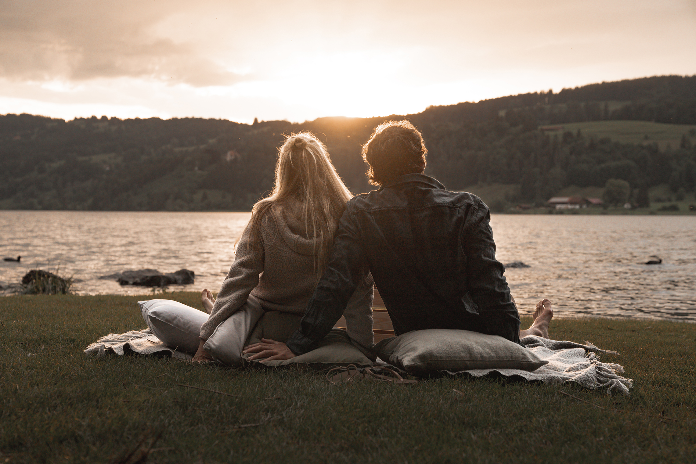 Paar bei Sonnenuntergang am See - Alpsee Camping Immenstadt