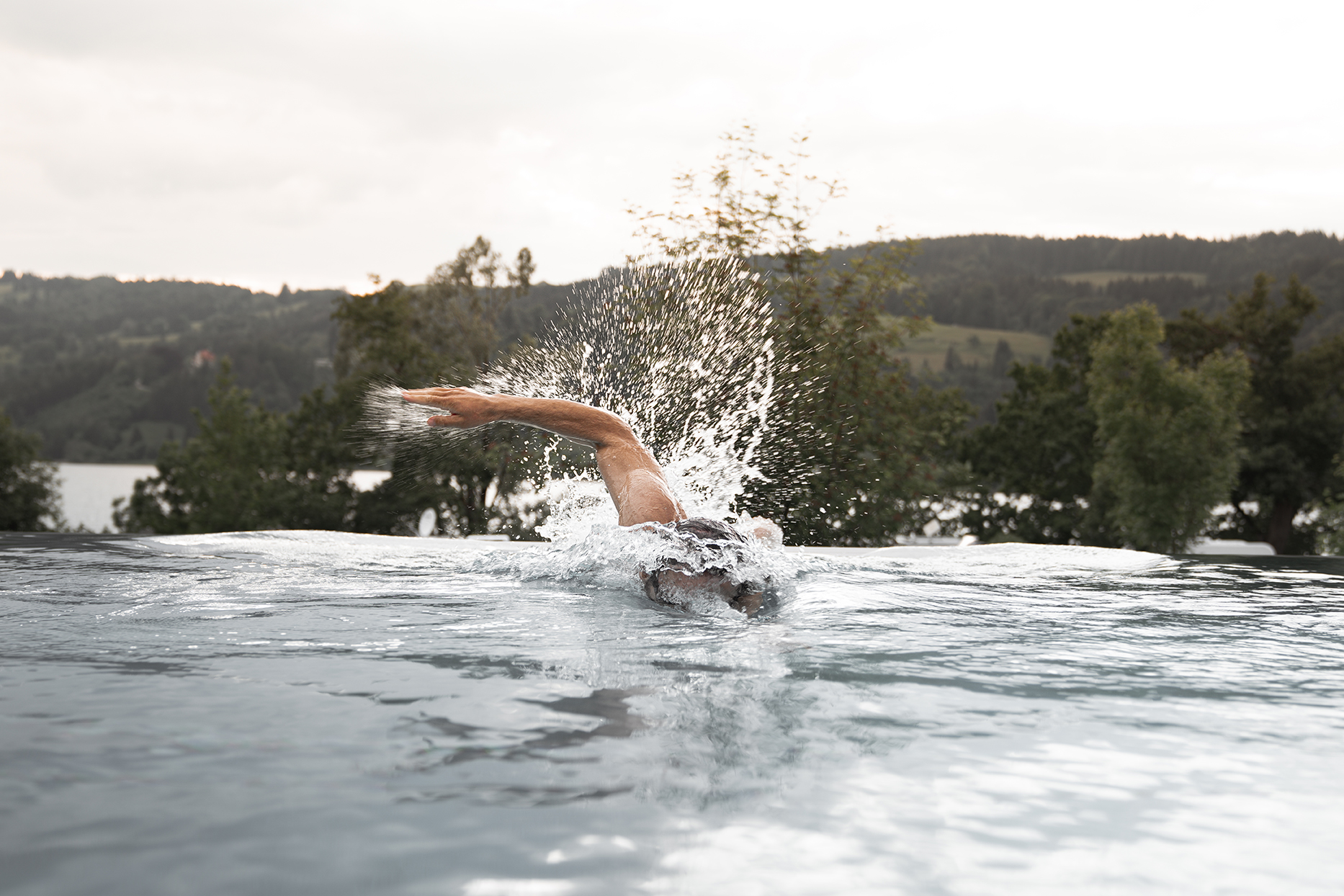 Mann krault in Pool - Alpsee Camping Immenstadt