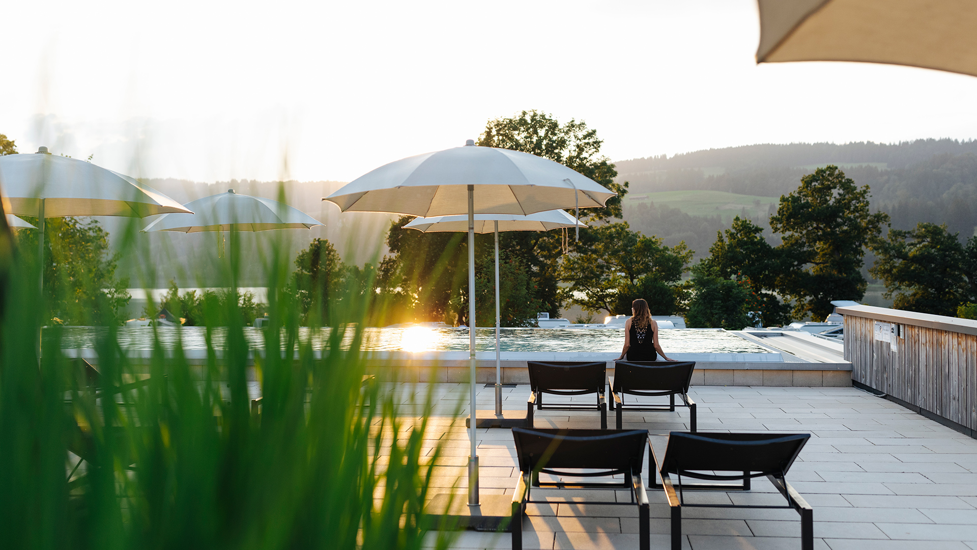 poolbereich bei sonnenuntergang 