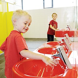 Hände waschen leicht gemacht! Auch die Kleinen können sich bei uns ganz selbstständig bewegen und alles nutzen. Lieben eure Kleinen das campen auch schon so sehr, wie ihr?